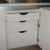 Cucina laccata bianca con cassettiera interna, piano in marmo e rifiniture in alluminio